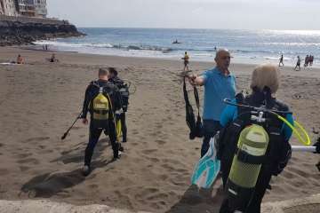 La limpieza de fondos marinos de La Garita 'rueda' con éxito (Foto TA)